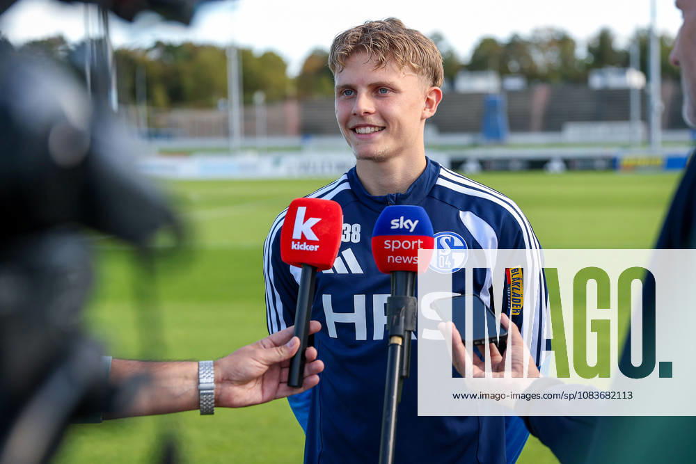 Fussball, Training des FC Schalke 04. Luca Vozar (FC Schalke 04) im Interview Gelsenkirchen Trainingsgelände FC Schalke 04 NRW Deutschland xRHR-FOTO YYx