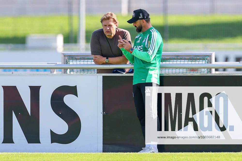 Fussball, Training des FC Schalke 04. Direktor Profifussball Youri Mulder (FC Schalke 04) neben Trainer Miron Muslic (FC Schalke 04) Gelsenkirchen Trainingsgelände FC Schalke 04 NRW Deutschland xRHR-FOTO YYx
