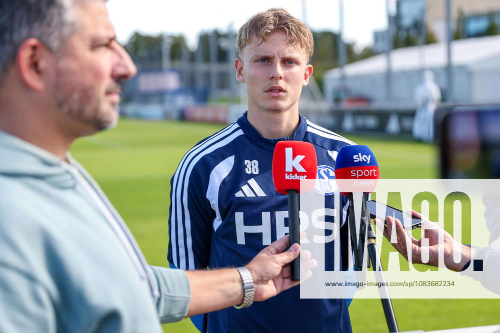 Fussball, Training des FC Schalke 04. Luca Vozar (FC Schalke 04) im Interview Gelsenkirchen Trainingsgelände FC Schalke 04 NRW Deutschland xRHR-FOTO YYx