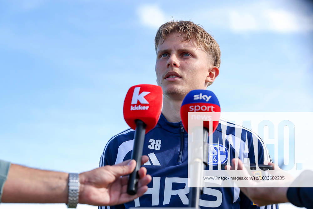 Fussball, Training des FC Schalke 04. Luca Vozar (FC Schalke 04) im Interview Gelsenkirchen Trainingsgelände FC Schalke 04 NRW Deutschland xRHR-FOTO YYx