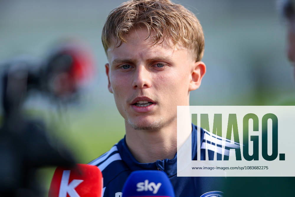 Fussball, Training des FC Schalke 04. Luca Vozar (FC Schalke 04) im Interview Gelsenkirchen Trainingsgelände FC Schalke 04 NRW Deutschland xRHR-FOTO YYx