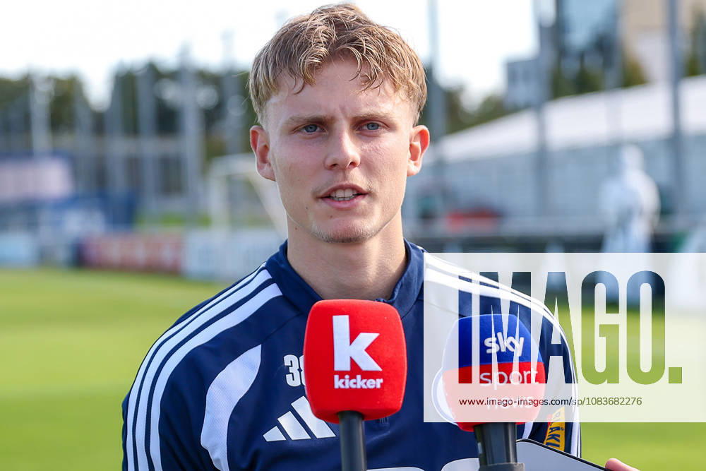 Fussball, Training des FC Schalke 04. Luca Vozar (FC Schalke 04) im Interview Gelsenkirchen Trainingsgelände FC Schalke 04 NRW Deutschland xRHR-FOTO YYx