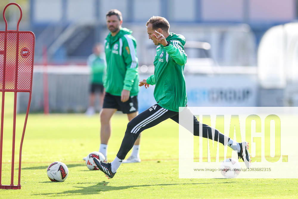 Fussball, Training des FC Schalke 04. Co-Trainer Adin Osmanbasic (FC Schalke 04) Gelsenkirchen Trainingsgelände FC Schalke 04 NRW Deutschland xRHR-FOTO YYx