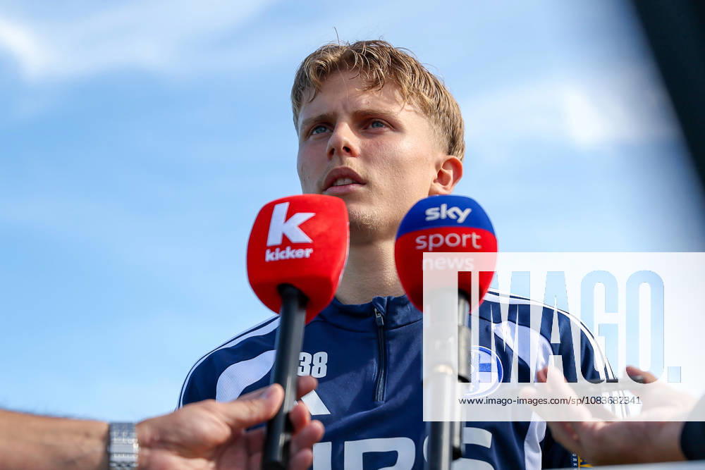Fussball, Training des FC Schalke 04. Luca Vozar (FC Schalke 04) im Interview Gelsenkirchen Trainingsgelände FC Schalke 04 NRW Deutschland xRHR-FOTO YYx