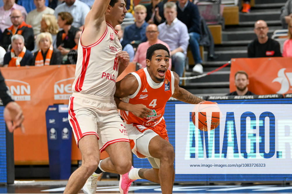 Armaan Franklin (RASTA Vechta, 04) am Ball gegen Yuval Hochstadter (Bamberg Baskets, 66) RASTA Vechta vs. Bamberg Baskets, easyCredit Basketball Bundesliga, 2. Spieltag, Saison 2026 2027, 24.09.2026, RASTA Vechta vs. Bamberg Baskets, easyCredit Basketball Bundesliga, 2. Spieltag, Saison 2026 2027, 24.09.2026 Vechta
