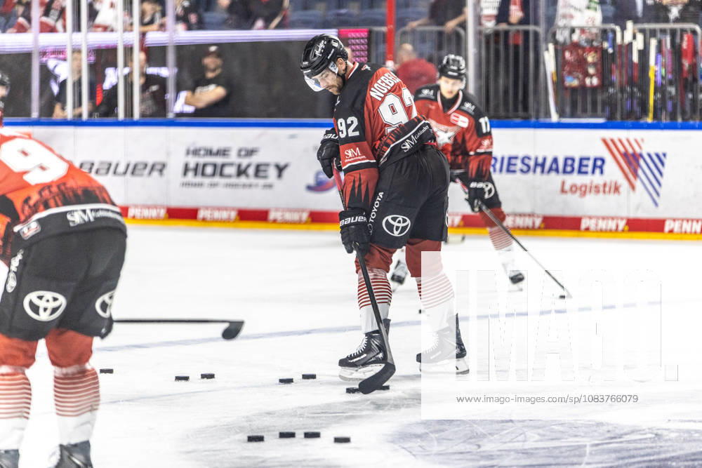 Der ehemalige Berliner Spieler Marcel Noebels (Koelner Haie, 92) vor dem Spiel Koelner Haie vs. Eisbaeren Berlin, Eishockey, Penny DEL, Spieltag 03, 2026 2027, 25.09.2026 Koelner Haie vs. Eisbaeren Berlin, Eishockey, Penny DEL, Spieltag 03, 2026 2027, 25.09.2026 Koeln