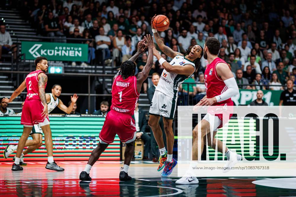 Austin Crowley (Gladiators Trier) im Zweikampf mit John Michael Wright (Telekom Baskets Bonn) und Leon Kratzer (Telekom Baskets Bonn), Aktion Action Vet Concept Gladiators Trier vs Telekom Baskets Bonn, Basketball, easyCredit BBL, 2. Spieltag, Saison 2026 2027, 25.09.2026 Vet Concept Gladiators Trier vs Telekom Baskets Bonn, Basketball, easyCredit BBL, 2. Spieltag, Saison 2026 2027