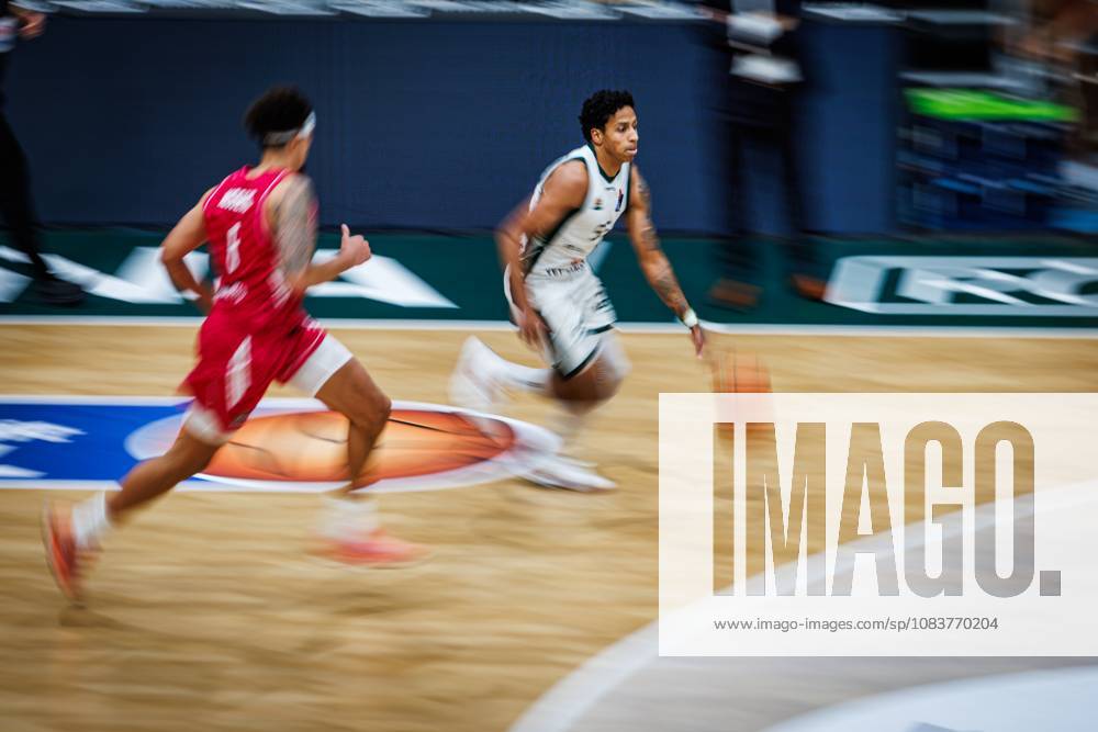 Eli Brooks (Gladiators Trier) im Zweikampf mit Michael Kessens (Telekom Baskets Bonn), Aktion Action Vet Concept Gladiators Trier vs Telekom Baskets Bonn, Basketball, easyCredit BBL, 2. Spieltag, Saison 2026 2027, 25.09.2026 Vet Concept Gladiators Trier vs Telekom Baskets Bonn, Basketball, easyCredit BBL, 2. Spieltag, Saison 2026 2027