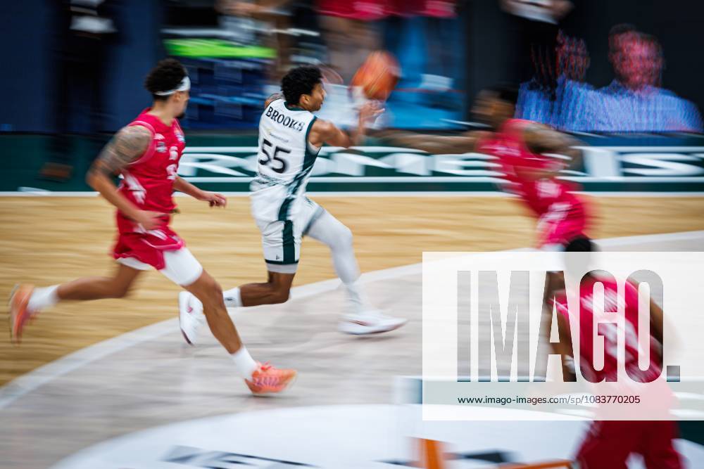 Eli Brooks (Gladiators Trier) im Zweikampf mit Michael Kessens (Telekom Baskets Bonn) und Joel Aminu (Telekom Baskets Bonn), Aktion Action Vet Concept Gladiators Trier vs Telekom Baskets Bonn, Basketball, easyCredit BBL, 2. Spieltag, Saison 2026 2027, 25.09.2026 Vet Concept Gladiators Trier vs Telekom Baskets Bonn, Basketball, easyCredit BBL, 2. Spieltag, Saison 2026 2027