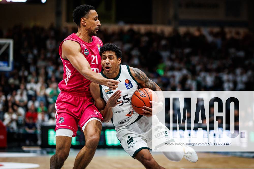 Eli Brooks (Gladiators Trier) im Zweikampf mit Joel Aminu (Telekom Baskets Bonn), Aktion Action Vet Concept Gladiators Trier vs Telekom Baskets Bonn, Basketball, easyCredit BBL, 2. Spieltag, Saison 2026 2027, 25.09.2026 Vet Concept Gladiators Trier vs Telekom Baskets Bonn, Basketball, easyCredit BBL, 2. Spieltag, Saison 2026 2027
