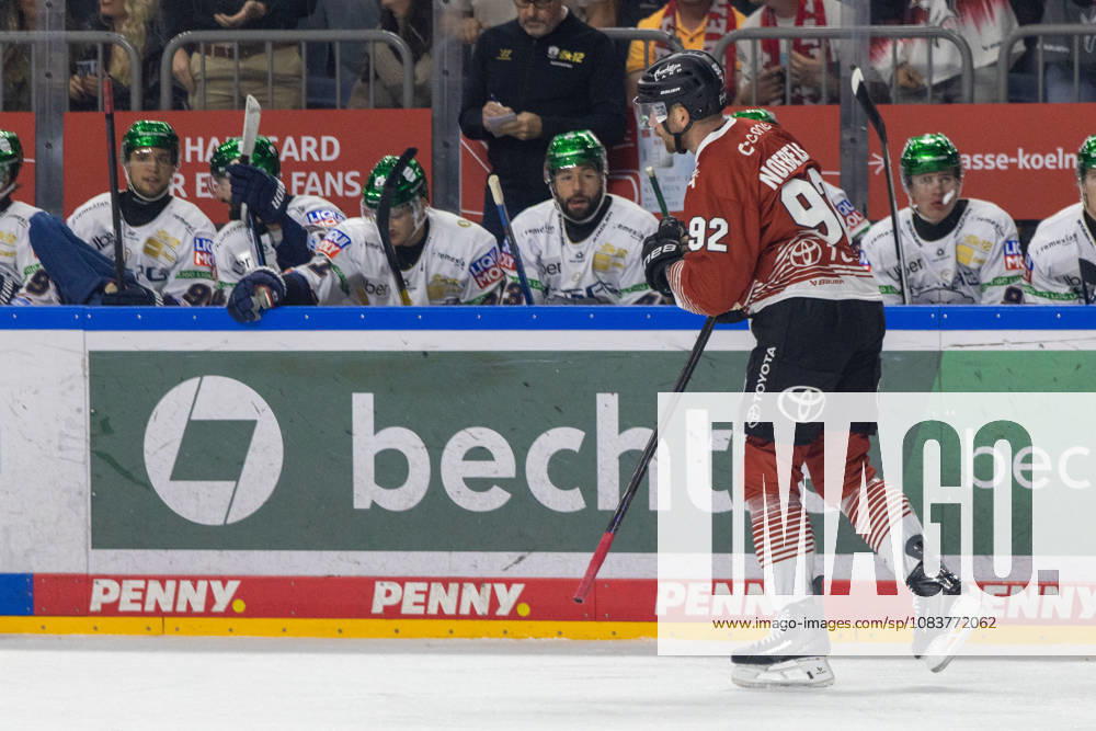 Der ehemalige Berliner Spieler Marcel Noebels (Koelner Haie, 92) faehrt nach seinem Tor an der Bank seiner ehemaligen Mitspieler vorbei Koelner Haie vs. Eisbaeren Berlin, Eishockey, Penny DEL, Spieltag 03, 2026 2027, 25.09.2026 Koelner Haie vs. Eisbaeren Berlin, Eishockey, Penny DEL, Spieltag 03, 2026 2027, 25.09.2026 Koeln