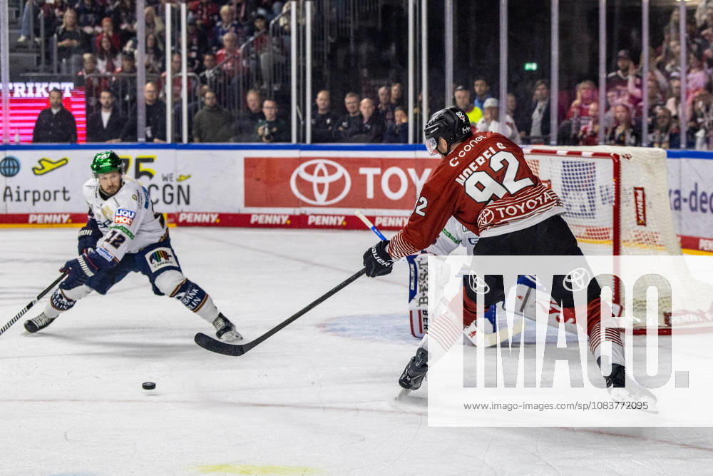 Der ehemalige Berliner Spieler Marcel Noebels (Koelner Haie, 92) vs Eric Mik (Eisbaeren Berlin, 12) vor dem Tor von Jack LaFontaine (Eisbaeren Berlin, 45) Koelner Haie vs. Eisbaeren Berlin, Eishockey, Penny DEL, Spieltag 03, 2026 2027, 25.09.2026 Koelner Haie vs. Eisbaeren Berlin, Eishockey, Penny DEL, Spieltag 03, 2026 2027, 25.09.2026 Koeln