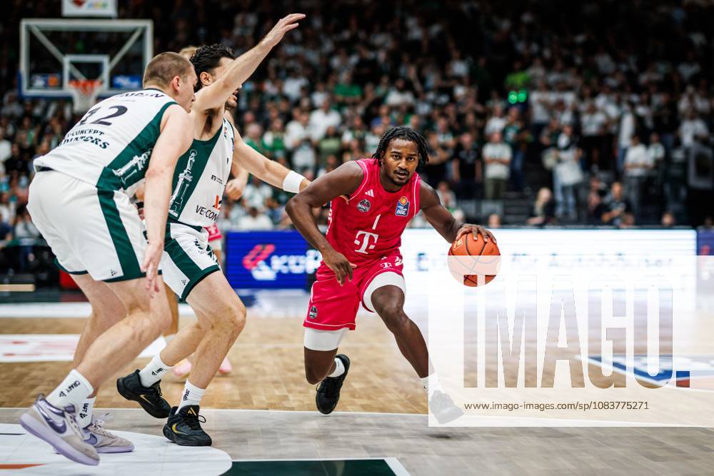 John Michael Wright (Telekom Baskets Bonn) im Zweikampf mit Clay Guillozet (Gladiators Trier) und Marten Linssen (Gladiators Trier), Aktion Action Vet Concept Gladiators Trier vs Telekom Baskets Bonn, Basketball, easyCredit BBL, 2. Spieltag, Saison 2026 2027, 25.09.2026 Vet Concept Gladiators Trier vs Telekom Baskets Bonn, Basketball, easyCredit BBL, 2. Spieltag, Saison 2026 2027