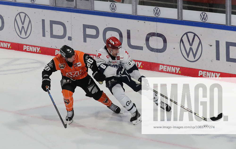 Alexander Peters (Schwenninger Wild Wings), Tyler Morley (Grizzlys Wolfsburg) Eishockey, DEL, Penny DEL, Herren, Maenner, Saison 2026 2027 Grizzlys Wolfsburg gegen Schwenninger Wild Wings