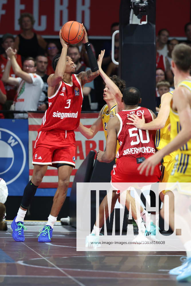 MarJon Beauchamp (FC Bayern Basketball, 03) mit Ball mit Austin Wiley (FC Bayern Basketball, 50), GER, FC Bayern Basketball vs. Alba Berlin, Basketball, easycredit Basketball Bundesliga, 23.Spieltag, Saison 2026 2027, 26.09.2026, GER, FC Bayern Basketball vs. Alba Berlin, Basketball, easycredit Basketball Bundesliga, 23.Spieltag, Saison 2026 2027, 26.09.2026 Muenchen