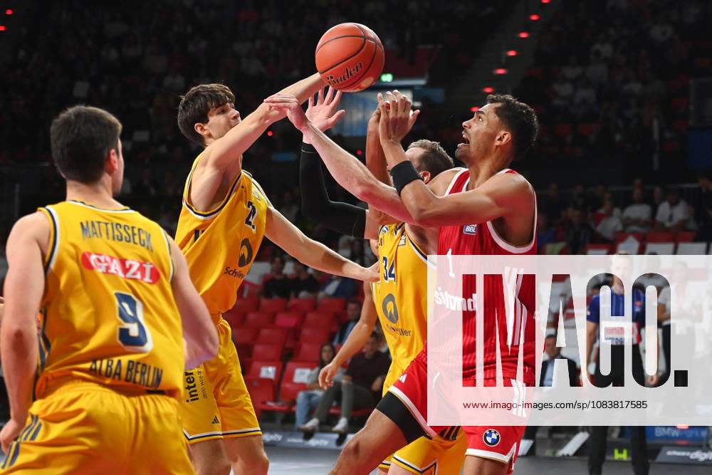 Johannes THIEMANN (FCB), Aktion,Zweikampf gegen Justin BEAN (Alba Berlin) und Nevio BENNEFELD (Alba Berlin). Basketball BBL,Saison 2026 2027 FC Bayern Muenchen-Alba Berlin am 26.09.2026, BMW Park