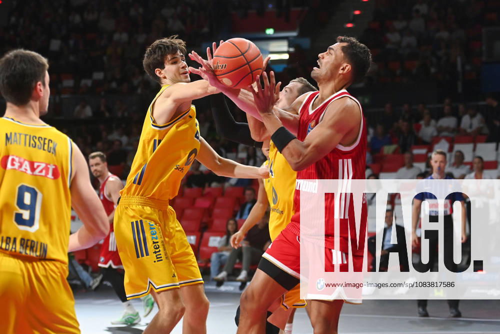 Johannes THIEMANN (FCB), Aktion,Zweikampf gegen Justin BEAN (Alba Berlin) und Nevio BENNEFELD (Alba Berlin). Basketball BBL,Saison 2026 2027 FC Bayern Muenchen-Alba Berlin am 26.09.2026, BMW Park