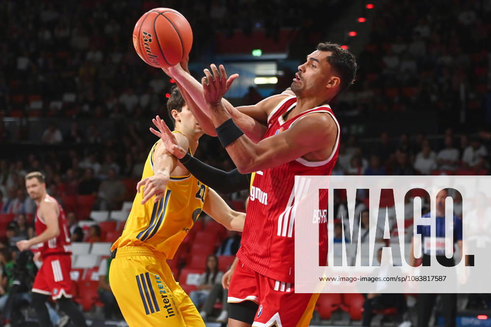 Johannes THIEMANN (FCB), Aktion,Zweikampf gegen Nevio BENNEFELD (Alba Berlin). Basketball BBL,Saison 2026 2027 FC Bayern Muenchen-Alba Berlin am 26.09.2026, BMW Park