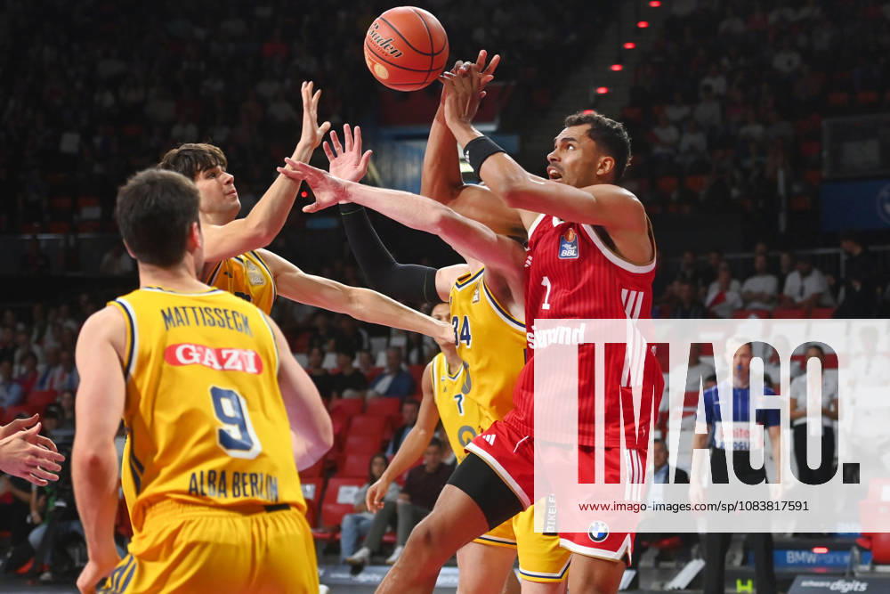 Johannes THIEMANN (FCB), Aktion,Zweikampf gegen Justin BEAN (Alba Berlin) und Nevio BENNEFELD (Alba Berlin). Basketball BBL,Saison 2026 2027 FC Bayern Muenchen-Alba Berlin am 26.09.2026, BMW Park