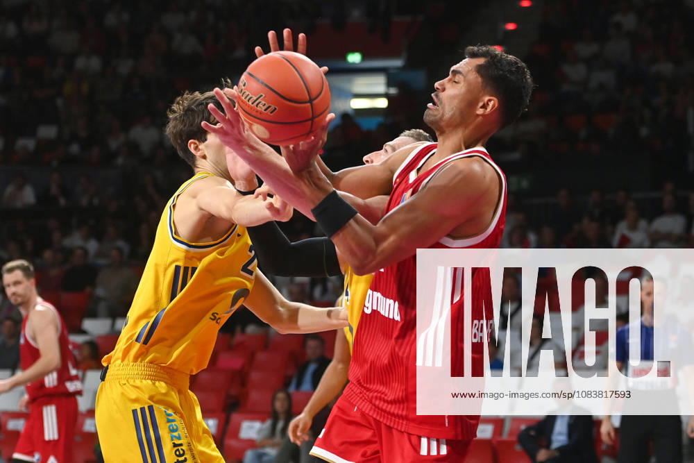 Johannes THIEMANN (FCB), Aktion,Zweikampf gegen Nevio BENNEFELD (Alba Berlin). Basketball BBL,Saison 2026 2027 FC Bayern Muenchen-Alba Berlin am 26.09.2026, BMW Park