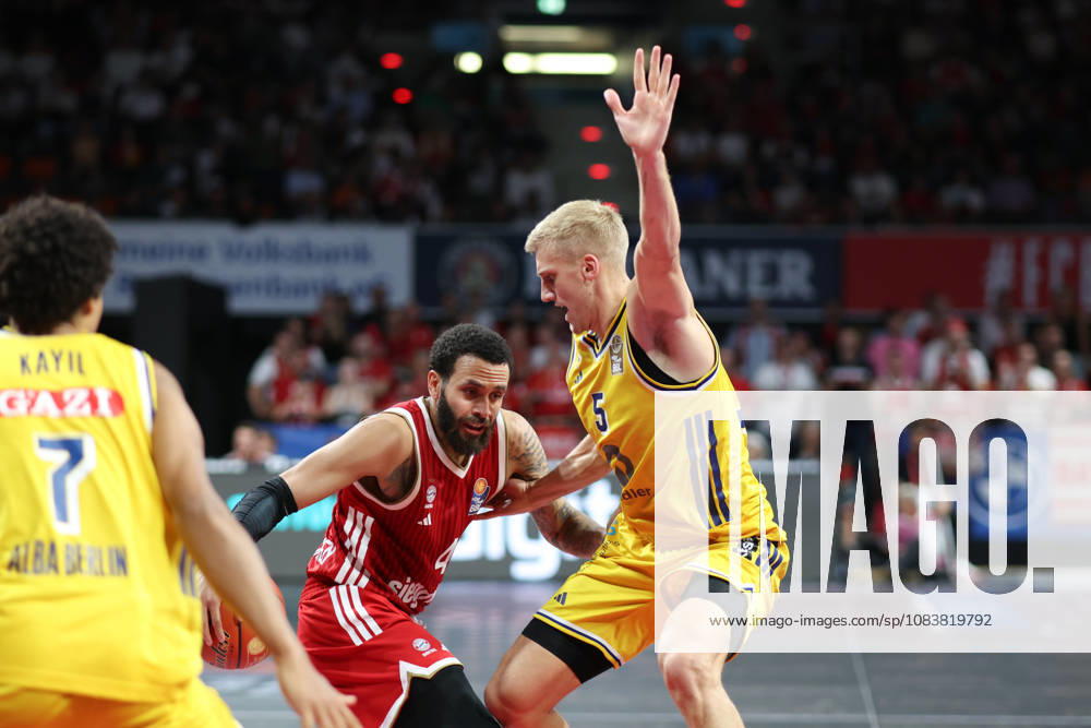 Duane Washington Jr. (FC Bayern Basketball, 04) mit Sam Griesel (Alba Berlin, 05), GER, FC Bayern Basketball vs. Alba Berlin, Basketball, easycredit Basketball Bundesliga, 23.Spieltag, Saison 2026 2027, 26.09.2026, GER, FC Bayern Basketball vs. Alba Berlin, Basketball, easycredit Basketball Bundesliga, 23.Spieltag, Saison 2026 2027, 26.09.2026 Muenchen