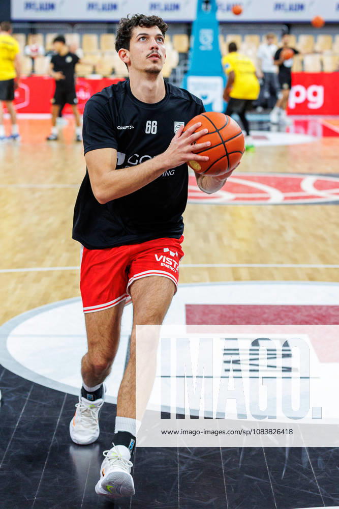 Yuval Hochstadter (BMA365 Bamberg Baskets, 66), Einzelbild, Einzelfoto, Portrait, Portraet, Aufwaermen, warm up, vor Spielbeginn, BMA365 Bamberg Baskets vs. MHP RIESEN Ludwigsburg, Basketball, easyCredit BBL, 3. Spieltag, 26.09.2026 BMA365 Bamberg Baskets vs. MHP RIESEN Ludwigsburg, Basketball, easyCredit BBL, 3. Spieltag, 26.09.2026 Bamberg