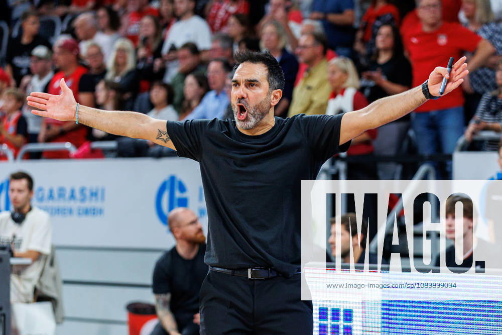 Jesus Ramirez (BMA365 Bamberg Baskets, Trainer), Einzelbild, Einzelfoto, Portrait, Portraet, jubelt, Jubel, positive Emotionen, positive Emotion, BMA365 Bamberg Baskets vs. MHP RIESEN Ludwigsburg, Basketball, easyCredit BBL, 3. Spieltag, 26.09.2026 BMA365 Bamberg Baskets vs. MHP RIESEN Ludwigsburg, Basketball, easyCredit BBL, 3. Spieltag, 26.09.2026 Bamberg
