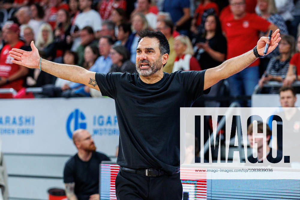 Jesus Ramirez (BMA365 Bamberg Baskets, Trainer), Einzelbild, Einzelfoto, Portrait, Portraet, jubelt, Jubel, positive Emotionen, positive Emotion, BMA365 Bamberg Baskets vs. MHP RIESEN Ludwigsburg, Basketball, easyCredit BBL, 3. Spieltag, 26.09.2026 BMA365 Bamberg Baskets vs. MHP RIESEN Ludwigsburg, Basketball, easyCredit BBL, 3. Spieltag, 26.09.2026 Bamberg