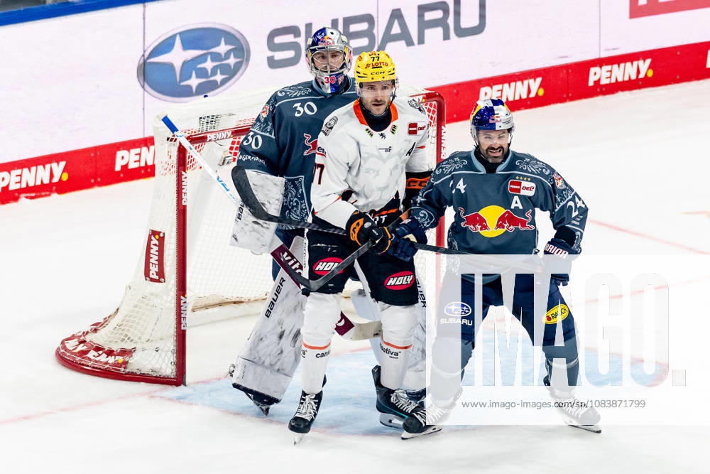 Ryan Murphy (EHC Red Bull Muenchen, 24) verteidigt gegen Daniel Pfaffengut (Loewen Frankfurt, 77) vor dem Tor von Antoine Bibeau (Torwart, EHC Red Bull Muenchen, 30) GER, EHC Red Bull Muenchen vs. Loewen Frankfurt Eishockey, DEL, Saison 2026 2027, 4. Spieltag, 27.09.2026. Foto: HMB Media Franz Feiner