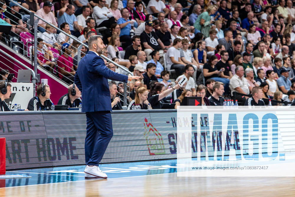 Vladimir Jovanovic (SYNTAINICS MBC, Head Coach) gibt Anweisungen Telekom Baskets Bonn vs. SYNTAINICS MBC, Basketball, easy Credit BBL, 03. Spieltag, 2026 2027, 27.09.2026 Telekom Baskets Bonn vs. SYNTAINICS MBC, Basketball, easy Credit BBL, 03. Spieltag, 2026 2027, 27.09.2026 Bonn