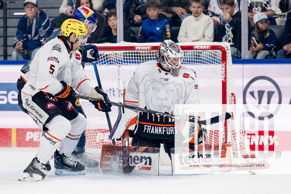 Veit Oswald (EHC Red Bull Muenchen, 27) verpasst gegen Bjoern Krupp (Loewen Frankfurt, 05) und Nico Pertuch (Torwart, Loewen Frankfurt, 01) GER, EHC Red Bull Muenchen vs. Loewen Frankfurt Eishockey, DEL, Saison 2026 2027, 4. Spieltag, 27.09.2026. Foto: HMB Media Heike Feiner