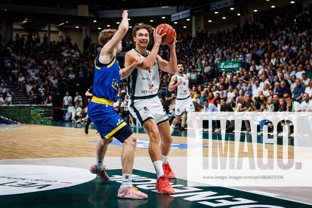 Marco Hollersbacher (Gladiators Trier) im Zweikampf mit Raphael Falkenthal (Science City Jena), Aktion Action Vet Concept Gladiators Trier vs Science City Jena, Basketball, easyCredit BBL, 2. Spieltag, Saison 2026 2027, 27.09.2026 Vet Concept Gladiators Trier vs Science City Jena, Basketball, easyCredit BBL, 2. Spieltag, Saison 2026 2027