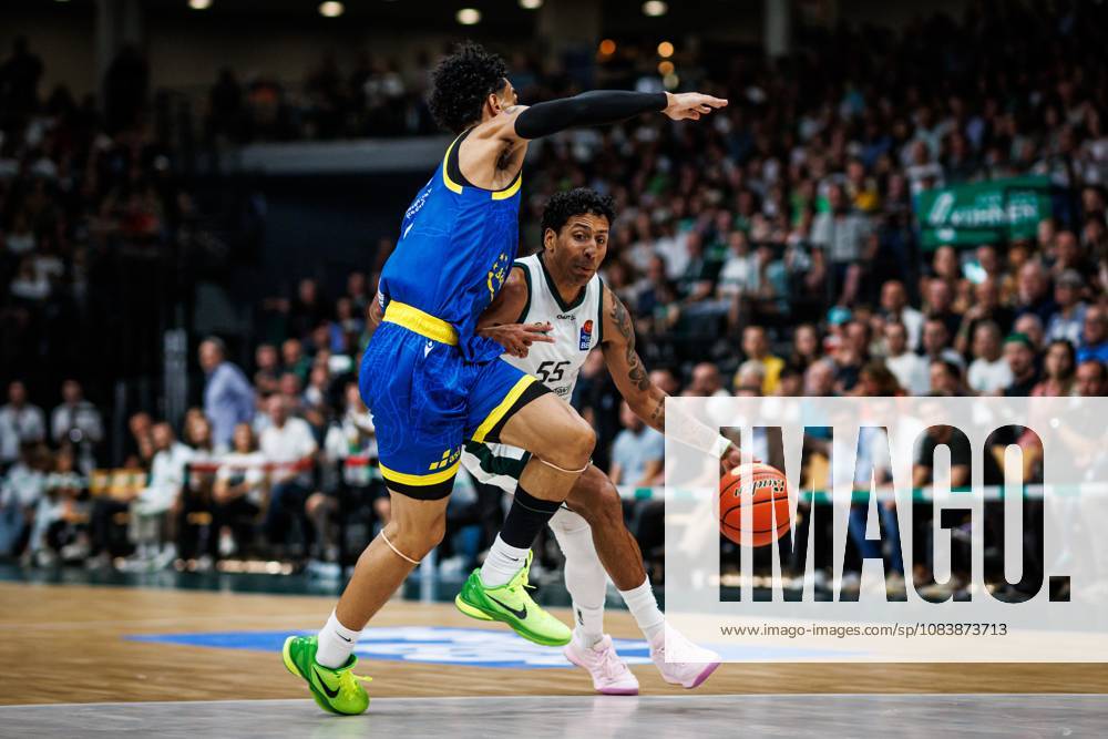 Eli Brooks (Gladiators Trier) im Zweikampf mit Terrence Edwards (Science City Jena), Aktion Action Vet Concept Gladiators Trier vs Science City Jena, Basketball, easyCredit BBL, 2. Spieltag, Saison 2026 2027, 27.09.2026 Vet Concept Gladiators Trier vs Science City Jena, Basketball, easyCredit BBL, 2. Spieltag, Saison 2026 2027