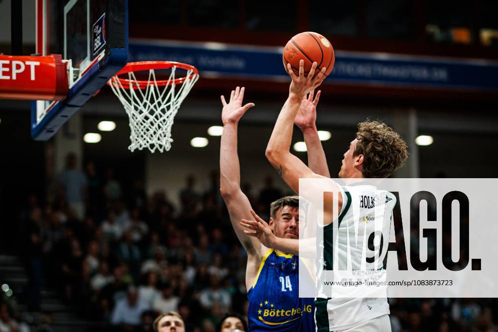 Marco Hollersbacher (Gladiators Trier) im Zweikampf mit Tanner Stuckman (Science City Jena), Aktion Action Vet Concept Gladiators Trier vs Science City Jena, Basketball, easyCredit BBL, 2. Spieltag, Saison 2026 2027, 27.09.2026 Vet Concept Gladiators Trier vs Science City Jena, Basketball, easyCredit BBL, 2. Spieltag, Saison 2026 2027