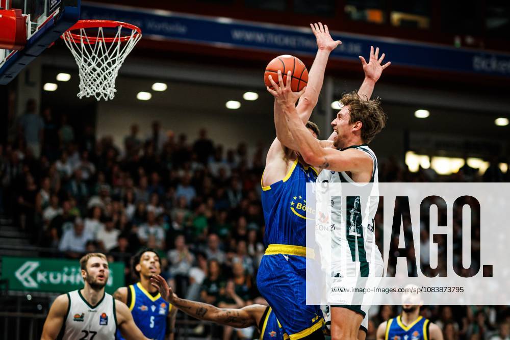 Marco Hollersbacher (Gladiators Trier) im Zweikampf mit Alex Herrera (Science City Jena), Aktion Action Vet Concept Gladiators Trier vs Science City Jena, Basketball, easyCredit BBL, 2. Spieltag, Saison 2026 2027, 27.09.2026 Vet Concept Gladiators Trier vs Science City Jena, Basketball, easyCredit BBL, 2. Spieltag, Saison 2026 2027