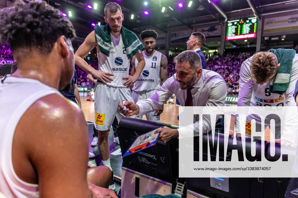Vladimir Jovanovic (SYNTAINICS MBC, Head Coach) ist aufgeregt und gibt Anweisungen an Sean Flood (SYNTAINICS MBC, 05), Anthony Gaines (SYNTAINICS MBC, 11), Kris Clyburn (SYNTAINICS MBC, 21) Telekom Baskets Bonn vs. SYNTAINICS MBC, Basketball, easy Credit BBL, 03. Spieltag, 2026 2027, 27.09.2026 Telekom Baskets Bonn vs. SYNTAINICS MBC, Basketball, easy Credit BBL, 03. Spieltag, 2026 2027, 27.09.2026 Bonn