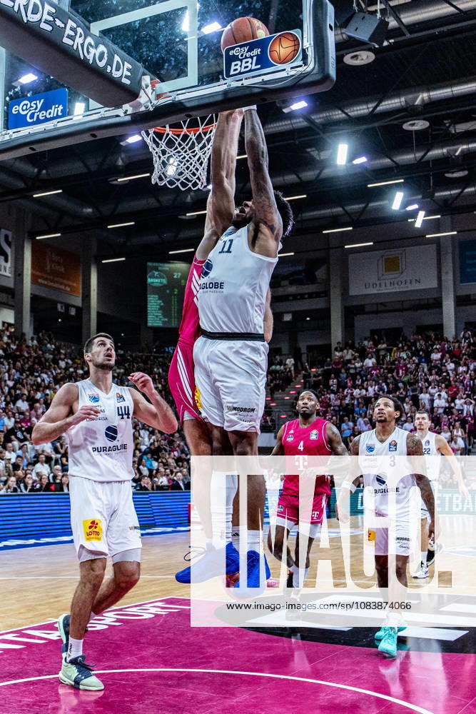Anthony Gaines (SYNTAINICS MBC, 11), Jure Planinic (SYNTAINICS MBC, 44) am Korb, DeLonnie Hunt (SYNTAINICS MBC, 03), Jeff Garrett Jr. (Telekom Baskets Bonn, 04), Borisa Simanic (SYNTAINICS MBC, 22) schauen zu Telekom Baskets Bonn vs. SYNTAINICS MBC, Basketball, easy Credit BBL, 03. Spieltag, 2026 2027, 27.09.2026 Telekom Baskets Bonn vs. SYNTAINICS MBC, Basketball, easy Credit BBL, 03. Spieltag, 2026 2027, 27.09.2026 Bonn