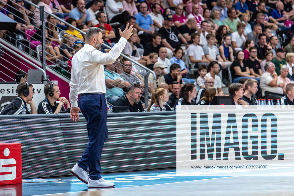 Vladimir Jovanovic (SYNTAINICS MBC, Head Coach) hat das Jacket ausgezogen und ist aufgeregt Telekom Baskets Bonn vs. SYNTAINICS MBC, Basketball, easy Credit BBL, 03. Spieltag, 2026 2027, 27.09.2026 Telekom Baskets Bonn vs. SYNTAINICS MBC, Basketball, easy Credit BBL, 03. Spieltag, 2026 2027, 27.09.2026 Bonn