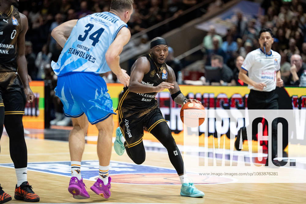 DeJour Reaves (Nr. 3 Basketball Loewen Braunschweig) gegen Arthur Konontsuk (Nr. 34 Rostock Seawolves) GER, Basketball Loewen Braunschweig gegen Rostock Seawolves, Basketball, easyCredit BBL, Woche 3, Spielzeit 2026 27, 27.09.2026 GER, Basketball Loewen Braunschweig gegen Rostock Seawolves, Basketball, easyCredit BBL, Woche 3, Spielzeit 2026 27, 27.09.2026 Braunschweig