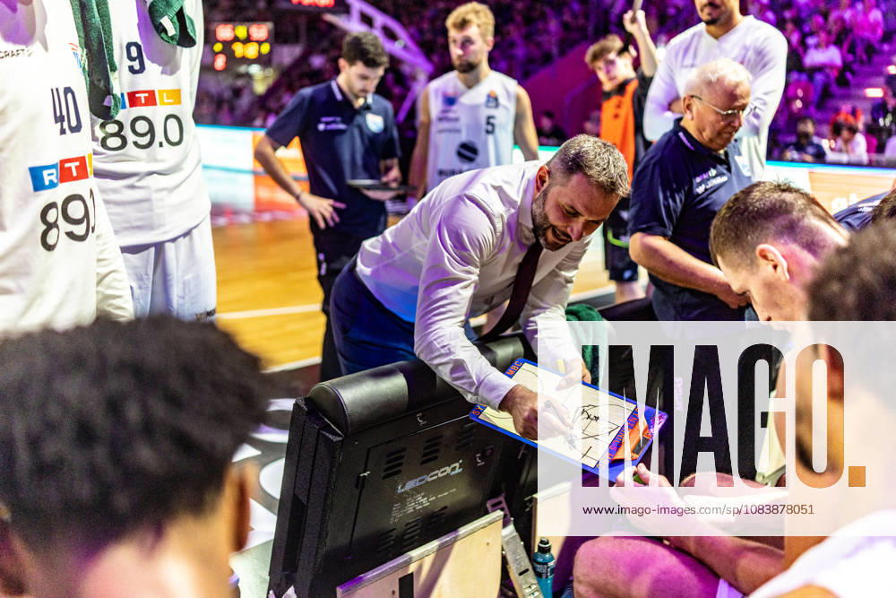 Vladimir Jovanovic (SYNTAINICS MBC, Head Coach) nimmt eine letzte Auszeit Telekom Baskets Bonn vs. SYNTAINICS MBC, Basketball, easy Credit BBL, 03. Spieltag, 2026 2027, 27.09.2026 Telekom Baskets Bonn vs. SYNTAINICS MBC, Basketball, easy Credit BBL, 03. Spieltag, 2026 2027, 27.09.2026 Bonn