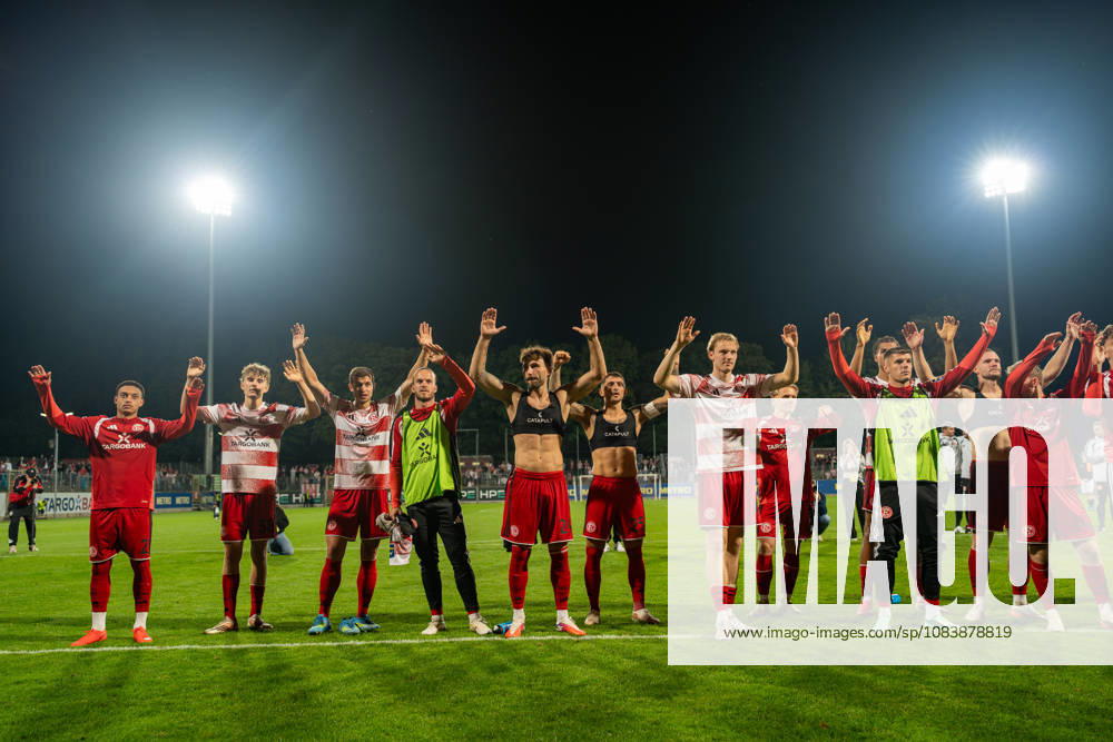 Steven van der Sloot (Fortuna Düsseldorf, 02), Elias Arden (Fortuna Düsseldorf, 38), Tim Oberdorf (Fortuna Düsseldorf, 15), Jorrit Hendrix (Fortuna Düsseldorf, 08), Fabian Schleusener (Fortuna Düsseldorf, 24), Matthias Zimmermann (Fortuna Düsseldorf, 25), Lukas Bornschein (Fortuna Düsseldorf, 04), Andreas Mueller (Fortuna Düsseldorf, 06), Erik Wekesser (Fortuna Düsseldorf, 07), Eric Hottmann (Fortuna Düsseldorf, 09) stehen mit armen nach oben vor den Fans Fortuna Duesseldorf vs. Schwarz-Weiss Alstaden, Fussball, Niederrheinpokal, 2.Runde, Saison 2026 27, 23.09.2026, DFL REGULATIONS PROHIBIT ANY USE OF PHOTOGRAPHS AS IMAGE SEQUENCES AND OR QUASI-VIDEO, Fortuna Duesseldorf vs. Schwarz-Weiss Alstaden, Fussball, Niederrheinpokal, 2.Runde, Saison 2026 27, 23.09.2026 Düsseldorf