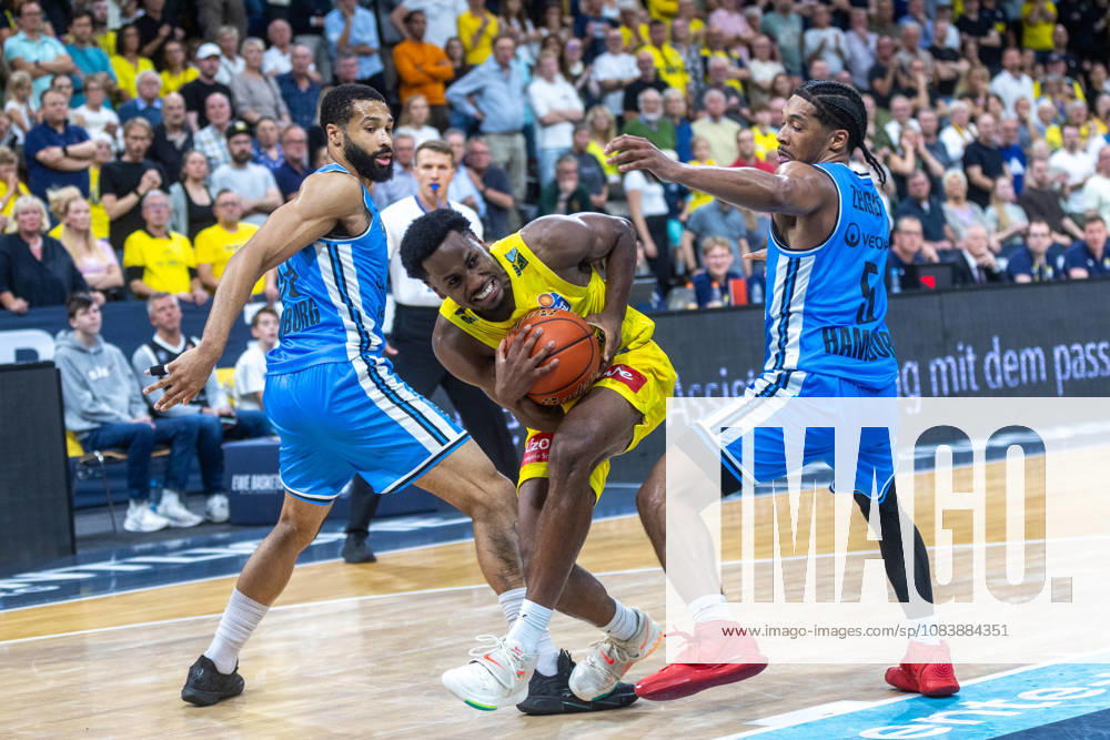 Oldenburg, Niedersachsen, DEU, 27.09.2026, Jeremy Roach (Mitte, EWE Baskets Oldenburg) und Zakai Zeigler (rechts, Veolia Towers Hamburg). EWE Baskets Oldenburg vs. Veolia Towers Hamburg. Basketball. 1. Basketball-Bundesliga Saison 2026 2027, 3. Spieltag, Grosse EWE Arena. EWE Baskets Oldenburg vs. Veolia Towers Hamburg