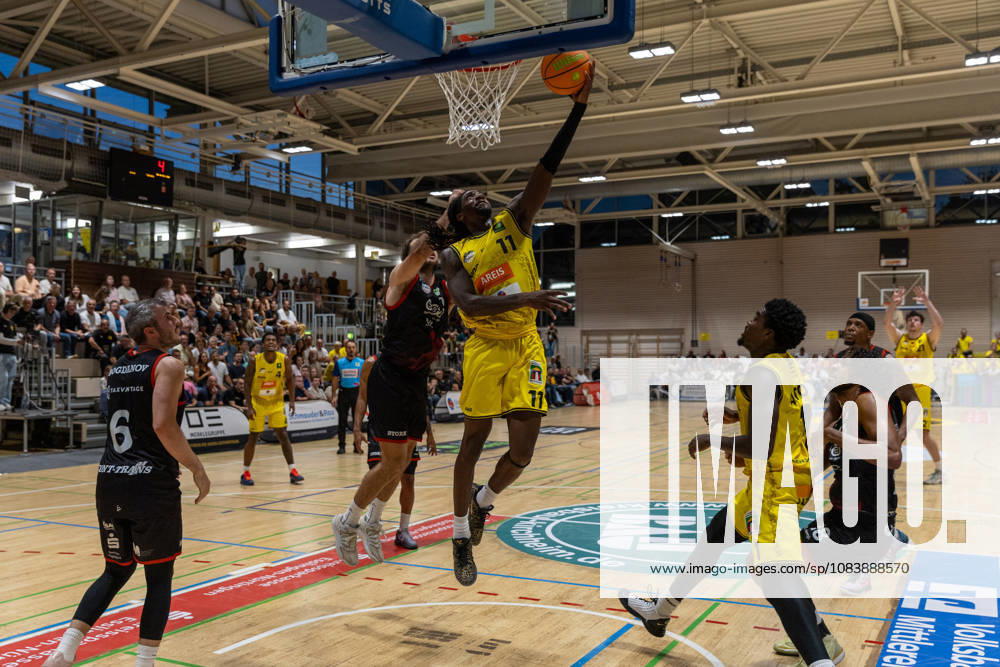 Tyrel Morgan (Kreisbau Kirchheim Knights, 11) gegen Sebastian Brach (SBB Boerde Baskets, 10) beim Korbleger. GER, Kreisbau Knights vs. SBB Baskets, Basketball, ProA, 1. Spieltag, Spielzeit 2026 2027, 26.09.2026 GER, Kreisbau Kirchheim Knights vs. SBB Baskets, Basketball, ProA, 1. Spieltag, Spielzeit 2026 2027, 26.09.2026 Kirchheim