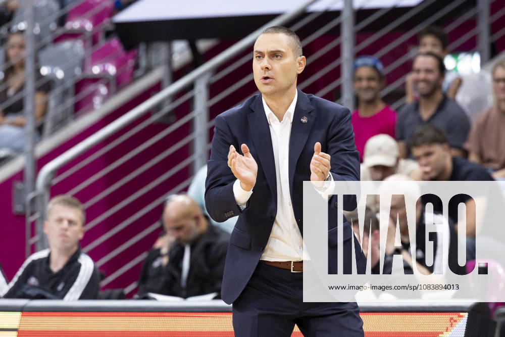 Head Coach Marko STANKOVIC (BON, mi.) feuert sein Team an, klatscht, aufmerksam, Einzelbild. Endstand 77:72, Basketball 1.Bundesliga Telekom Baskets Bonn-Syntainics MBC aus Weissenfeld (Weißenfels) BON vs MBC Hauptrunde, 3. Spieltag, im T E L E K O M D O M E, am 27.09.2026, Â