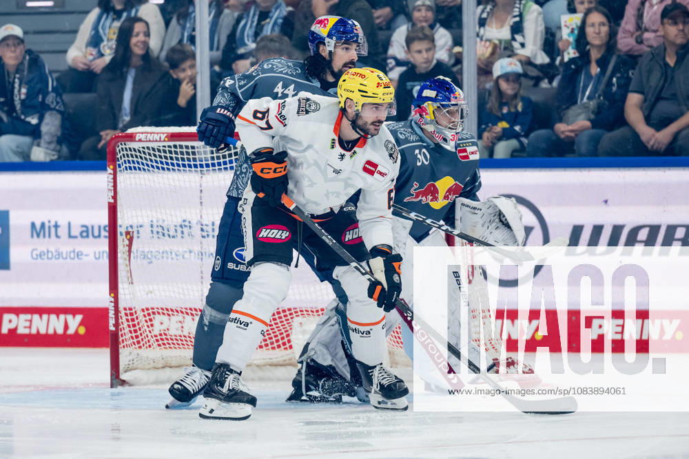 Trevor Carrick (EHC Red Bull Muenchen, 44) verteidigt gegen Matthew Wedman (Loewen Frankfurt, 67) vor dem Tor von Antoine Bibeau (Torwart, EHC Red Bull Muenchen, 30) GER, EHC Red Bull Muenchen vs. Loewen Frankfurt Eishockey, DEL, Saison 2026 2027, 4. Spieltag, 27.09.2026. Foto: HMB Media Heike Feiner