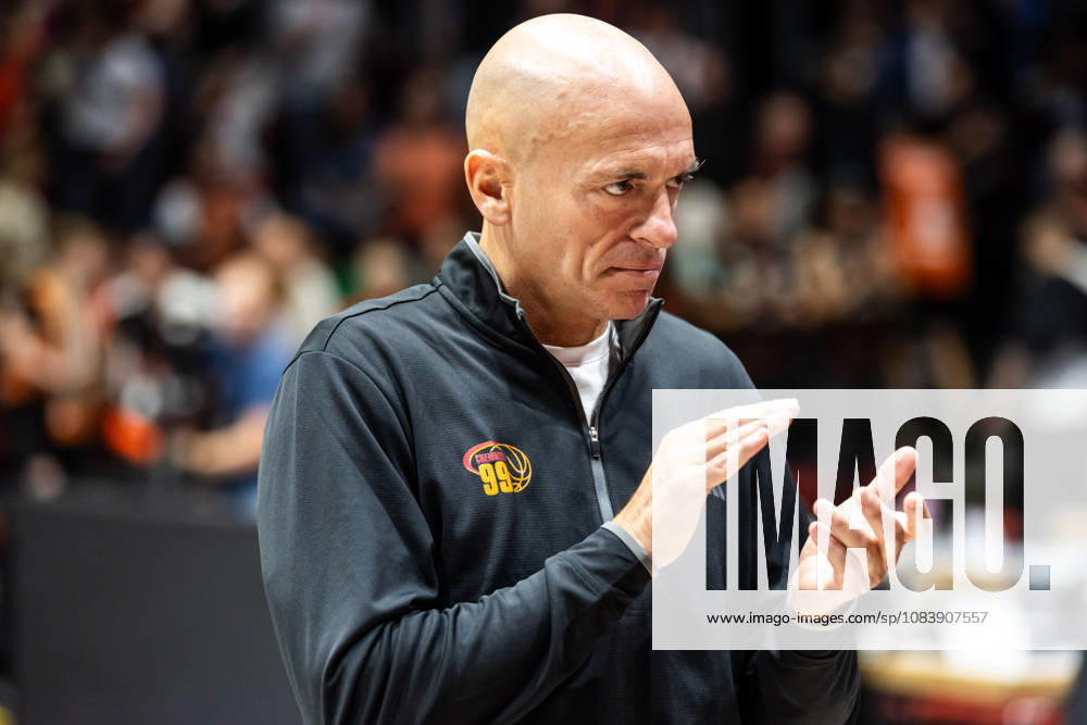 GER, BBL, easyCredit Basketball Bundesliga, Chemnitz, Niners Chemnitz - Phoenix Hagen Rodrigo Pastore (Head Coach), Niners Chemnitz applaudiert Chemnitz Messe Chemnitz Sachsen Deutschland