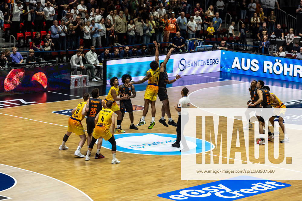 GER, BBL, easyCredit Basketball Bundesliga, Chemnitz, Niners Chemnitz - Phoenix Hagen Tipp off, Marvin Omonigho Omuvwie (Phoenix Hagen, 11), Nighael Ceaser (Niners Chemnitz, 22), Chemnitz Messe Chemnitz Sachsen Deutschland