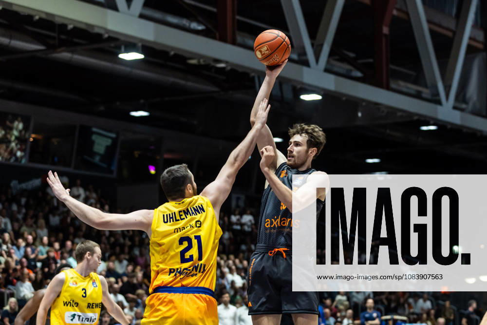 GER, BBL, easyCredit Basketball Bundesliga, Chemnitz, Niners Chemnitz - Phoenix Hagen Jannis von Seckendorff (Niners Chemnitz, 90), Tim Uhlemann (Phoenix Hagen, 21) Chemnitz Messe Chemnitz Sachsen Deutschland