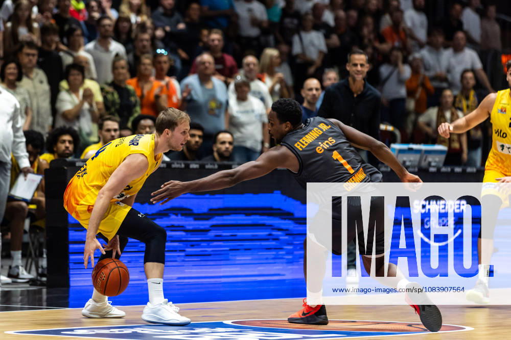GER, BBL, easyCredit Basketball Bundesliga, Chemnitz, Niners Chemnitz - Phoenix Hagen Bjarne Kraushaar (Phoenix Hagen, 4), Phlandrous Fleming Jr. (Niners Chemnitz, 1) Chemnitz Messe Chemnitz Sachsen Deutschland