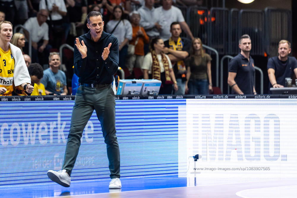 GER, BBL, easyCredit Basketball Bundesliga, Chemnitz, Niners Chemnitz - Phoenix Hagen Chris Harris (Trainer, Phoenix Hagen) applaudiert Chemnitz Messe Chemnitz Sachsen Deutschland